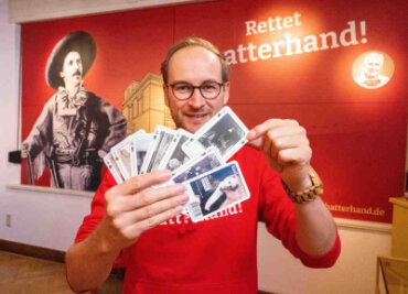 Kartenspiel zu Ehren von Karl May - Kevin Sternitzke zeigt in der zum Radebeuler Karl-May-Museum gehörenden "Villa Bärenfett" ein Skatspiel mit historischen Fotografien des berühmten Abenteuerschriftstellers. 