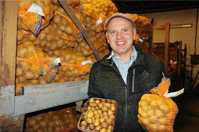 Kartoffel-Ertrag in Reuth schrumpft auf die Hälfte - Christian Kluge-Sammer, Juniorchef der Agrarproduktion Reuth, mit den Minis, die von der Gastronomie sehr gut nachgefragt sind. Man kann die kleinen Frühkartoffeln mit Schale essen. 