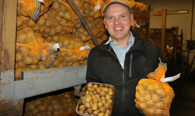 Kartoffel-Ertrag schrumpft auf die Hälfte - Christian Kluge-Sammer, Juniorchef der Agrarproduktion Reuth, mit den Minis, die von der Gastronomie sehr gut nachgefragt sind. Man kann die kleinen Frühkartoffeln mit Schale essen. 