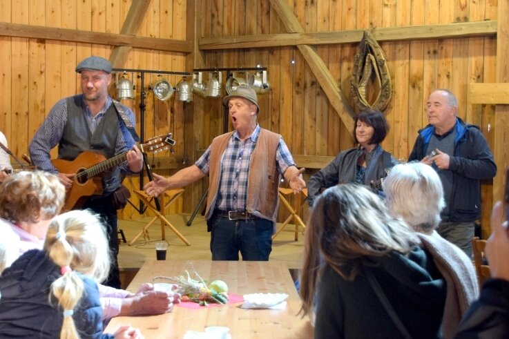 Kartoffelfest kommt bei Gästen auch ohne Lese an - Für Stimmung sorgten die Dresdner Musiker Frank Menzer und Micha Schaufuß, auch als Unfolkkommen bekannt. Beim für den Kulturstall gedichteten Vogtlandlied wurden sie von der Hausband unterstützt. 