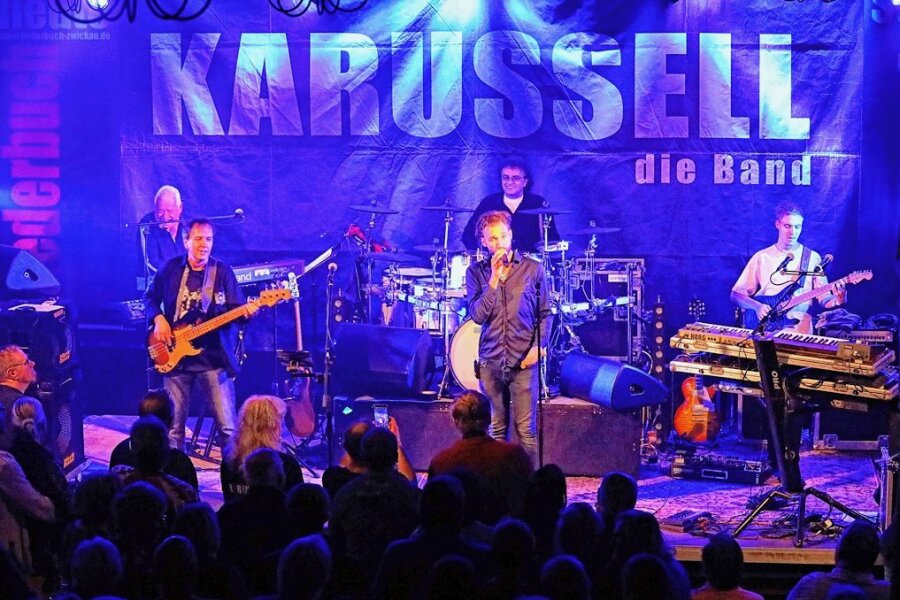 "Karussell"-Konzert in Lichtentanne: Songs ohne Verfallsdatum - Die DDR-Systemkritik in den Texten von "Karussell" um Sänger Joe Raschke (Mitte) funktioniert auch heute noch. Das bewies das Publikum in Lichtentanne, indem es textsicher mitsang. 