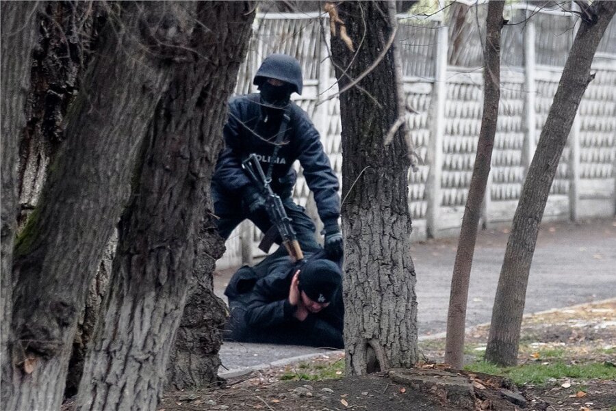 Ein Polizist hält einen Demonstranten fest. Der kasachische Präsident hat die Sicherheitskräfte ermächtigt, auf Teilnehmer an Unruhen zu schießen.