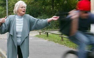Kaßberg: Fahrradfahrer entreißt älteren Frauen die Handtaschen - Das nachgestellte Symbolfoto zeigt, wie sich die Taten ereignet haben könnten.