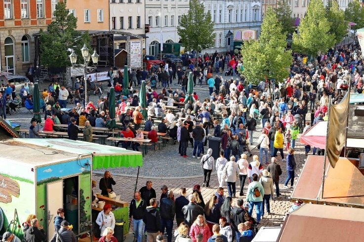Kassensturz entscheidet über Stadtfest 2023 - Das gute Wetter am Samstagnachmittag lockte Hunderte Leute zum Stadtfest auf den Werdauer Markt.