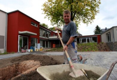 Thomas Kamprad ist einer der Arbeiter, die zur Zeit an der Fertigstellung des Alterswohnsitzes "Kastanienhof" in Niederwiesa beteiligt sind. 