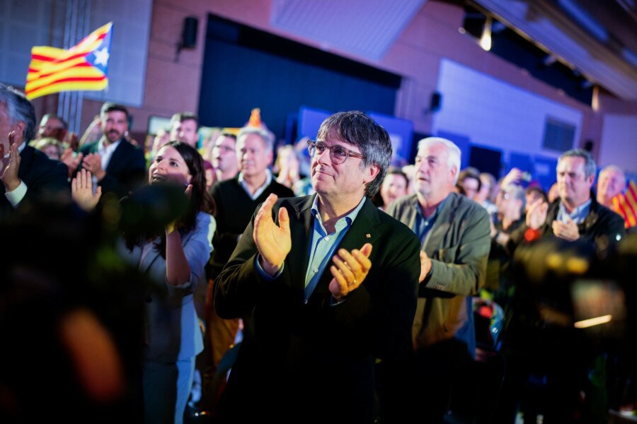 Katalonien vor Parlamentswahl: Puigdemont im Fokus - Carles Puigdemont bei einer Wahlkampfveranstaltung im französischen Argèles-sur-Mer. Der 61-Jährige will wieder als Regierungschef in den Palau de la Generalitat in Barcelona einziehen.