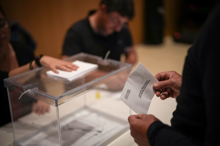 Katalonien-Wahl beginnt: Puigdemont gilt als ein Favorit - Ein Wähler gibt in einem Wahllokal in La Roca del Vallès seine Stimme ab.