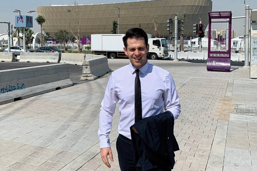 Katar: Politiker setzt sich für Fans ein - Stippvisite im Wüstenstaat: Bei der Tour durch Katar machte Philipp Hartewig mit der deutschen Delegation auch kurz am Lusail-Stadion nördlich von Doha halt. Dort wird das Endspiel der WM ausgetragen. 