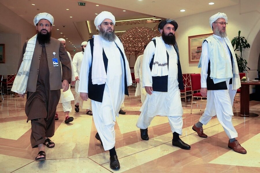 Eine Delegation der militant-islamistischen Taliban trifft Mitte August zu Gesprächen in Doha ein. 