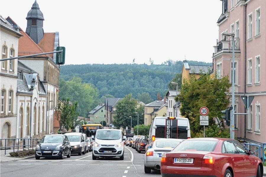 Morgens zwischen halb acht und kurz vor acht fließt der Verkehr in der Augustusburger Straße bis zur Bahnhofstraße zäh.