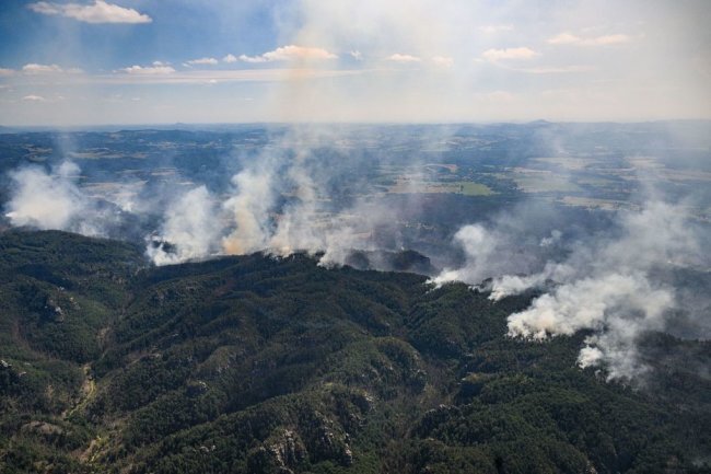 Blick aus einem Hubschrauber auf die Waldbrände im Nationalpark.
