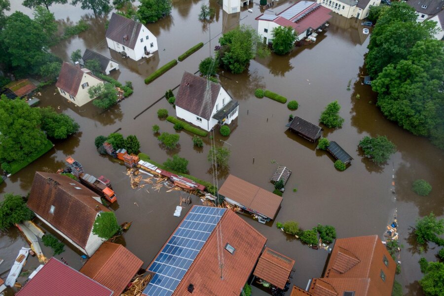 Katastrophenfall ausgerufen in vielen Kommunen Bayerns - Viele Teile Süddeutschlands haben mit Überschwemmungen zu kämpfen - so auch Dinkelscherben im schwäbischen Landkreis Augsburg.