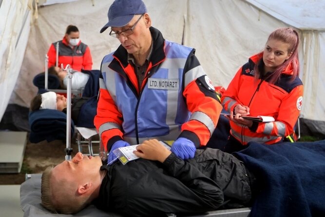 Katastrophenschutz probt in Niederwürschnitz den Ernstfall - Nachdem die Verletzten zum Behandlungsplatz gebracht worden sind, werden sie vom Leitenden Notarzt, Dr. Matthias Hinkel aus Elterlein, untersucht.