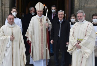 Katholischer Bischof Timmerevers feiert in Bad Elster erfolgreiche Kirchensanierung - 