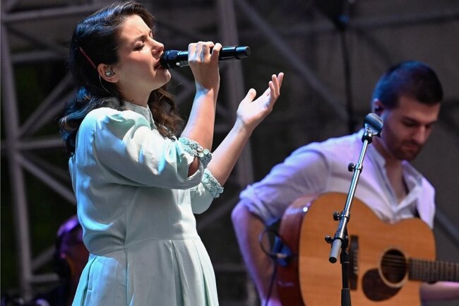 Mit Band und Babybauch: Katie Melua bei ihrem Konzert am Samstagabend in Chemnitz.