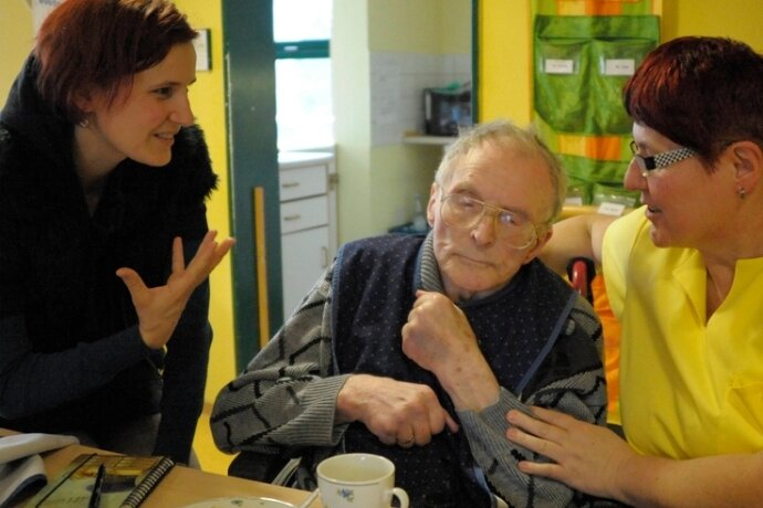 Katja Kipping besucht Altenpflegeheim in Netzschkau - Die Linken-Chefin Katja Kipping (l.) spricht mit Helga Schüler über ihre Arbeit im Altenpflegeheim der Diakonie in Netzschkau.