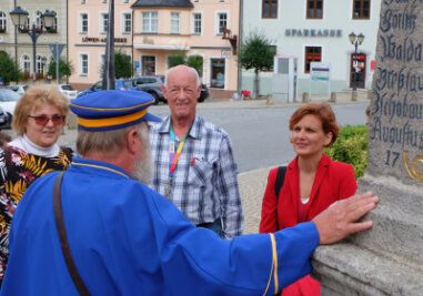 Katja Kipping besucht Zwönitz und stellt Buch vor - Katja Kipping beim Stadtrundgang in Zwönitz. Kurz darauf hat die Co-Vorsitzende der Partei Die Linke bekanntgegeben, dass sie beim nächsten Bundesparteitag nicht wieder als Parteivorsitzende kandidieren wird.