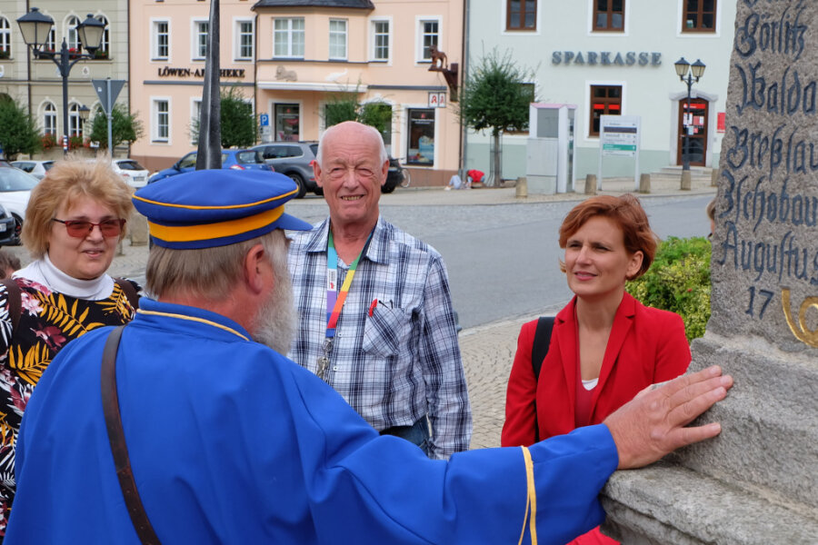 Katja Kipping besucht Zwönitz und stellt Buch vor - Katja Kipping beim Stadtrundgang in Zwönitz. Kurz darauf hat die Co-Vorsitzende der Partei Die Linke bekanntgegeben, dass sie beim nächsten Bundesparteitag nicht wieder als Parteivorsitzende kandidieren wird.