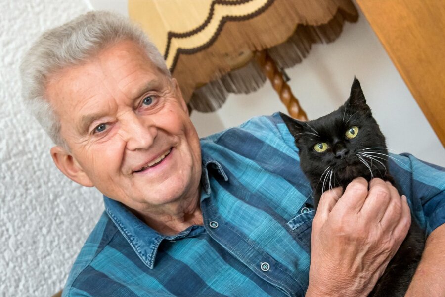 Katze, Tiger und Boa: Gründer der ersten Tierklinik in Sachsen feiert 80. Geburtstag - Tiere spielen auch heute noch eine große Rolle im Leben von Dr. Ernst Straube, wenn auch nur privat. Zum Haushalt gehört etwa Maxi, eine 16-jährige Mieze.