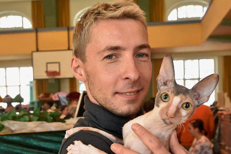 Mariusz Nawrocki aus Chemnitz mit seiner Katze der Rasse Cornish Rex.