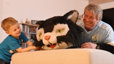 Katzenmann legt Kostüm zur Seite - Michael Kompalla geht als Maskottchen Chem-Cat in den Ruhestand. Enkelsohn Moritz freut sich darüber: In Zukunft kann sich der immer gute Laune verbreitende Opa deutlich mehr Zeit für ihn nehmen.