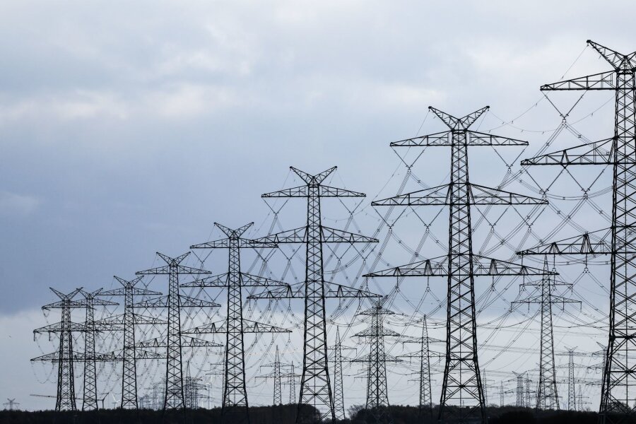 Kauf von Tennet-Stromnetz gescheitert - Strommasten in Klixbüll neben dem Tennet-Umspannwerk Klixbüll/Süd.