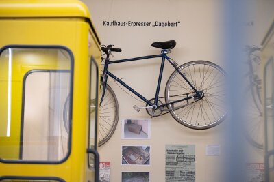 Kaufhaus-Erpresser "Dagobert" vor 30 Jahren festgenommen - Eine Telefonzelle und Ausstellungsstücke wie das Fahrrad von Kaufhaus-Erpresser Dagobert in der Polizeihistorischen Sammlung der Polizei Berlin.
