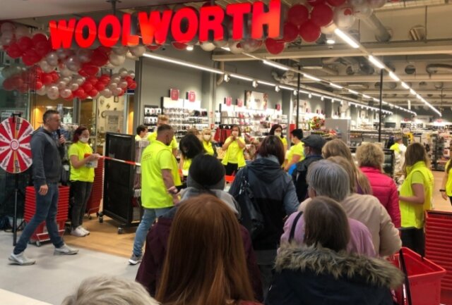 Kaufhauseröffnung im Paletti-Park - Donnerstag, 9 Uhr: "Woolworth" empfängt die ersten Kunden. Dem Kaufhaus stehen fast 1300 Quadratmeter Verkaufsfläche zur Verfügung.