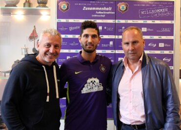Kaufmann wechselt zum FC Erzgebirge Aue - Fabio Kaufmann (Mitte) mit FCE-Trainer Pavel Dotchev (links) und Präsident Helge Leonhardt.