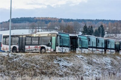Kaufvertrag unterzeichnet: Busfirmen in Vogtland werden rekommunalisiert - Weil der Konflikt um den Nahverkehr eskaliert war, blieben am 9. Dezember fast alle Busse außerhalb Plauens in den Betriebshöfen, etwa in Rodewisch (Foto).