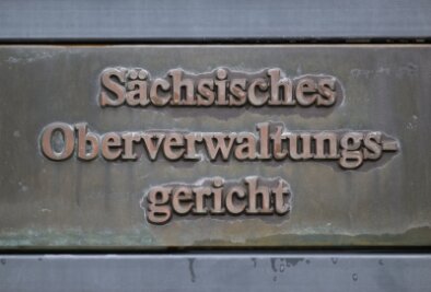 Kaum noch Corona-Verfahren an Sachsens Verwaltungsgerichten - Ein Schild „Sächsisches Oberverwaltungsgericht“ steht vor dem Gebäude auf dem Gelände der Ortenburg.