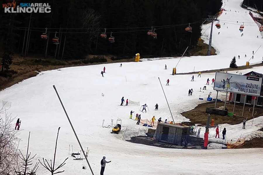 Kaum zu glauben: Wo am Wochenende im Erzgebirge Skibetrieb herrscht - Diese Aufnahme vom Freitagnachmittag stammt von einer der Live-Kameras im Skigebiet auf dem Keilberg.