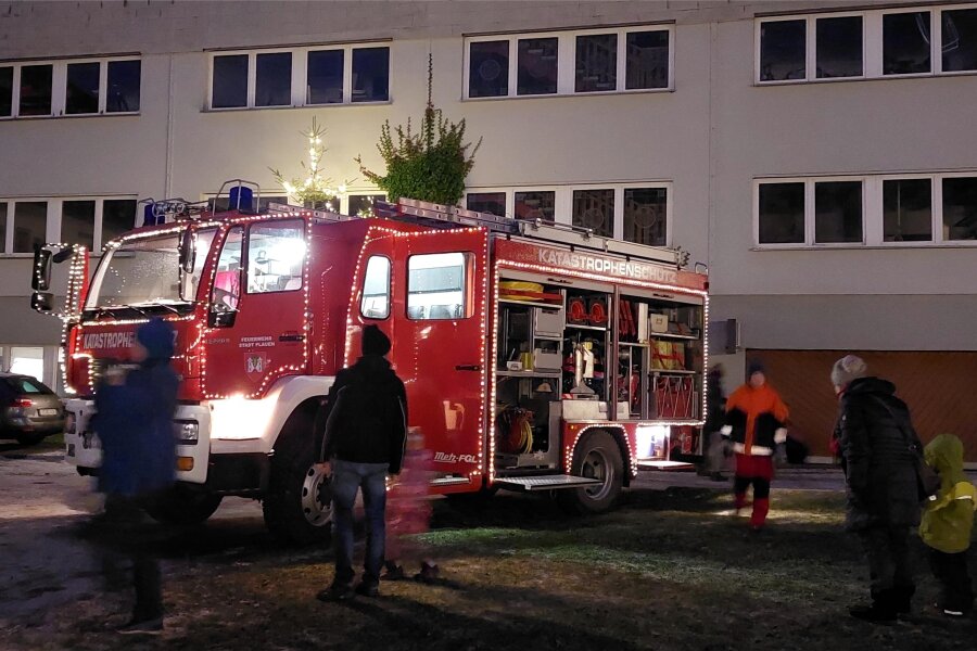 Kauschwitzer Rittergut-Advent feiert Zehnjähriges - Beliebtes Fotomotiv beim Rittergut-Advent im vergangenen Jahr: ein geschmücktes Feuerwehr-Fahrzeug.
