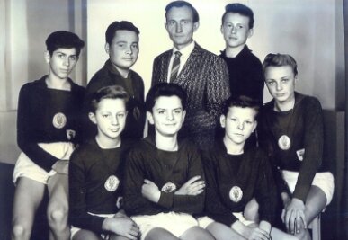 KBC bekommt keinen Zusatz-Namen - Walter Zeitz mit der Mannschaft der Altersklasse 14 im Jahr 1963. Gert Pietsch steht links.