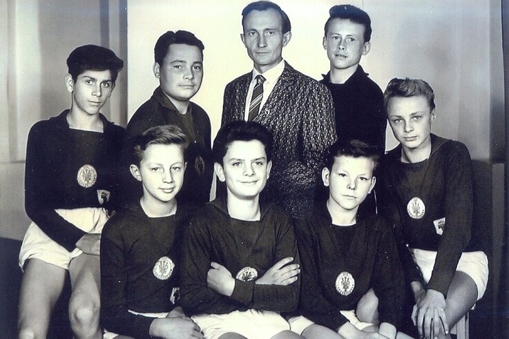 KBC bekommt keinen Zusatz-Namen - Walter Zeitz mit der Mannschaft der Altersklasse 14 im Jahr 1963. Gert Pietsch steht links.