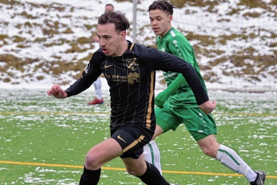 Keeper hält die Zähler fest - Marius Ehmig eilt mit dem Ball davon. Trotzdem musste er sich mit dem SV Auerhammer am Sonntag erneut einem Gegner beugen. Wichtige Zähler für den Klassenerhalt blieben beim 1:2 gegen Reichenbrand aus. 