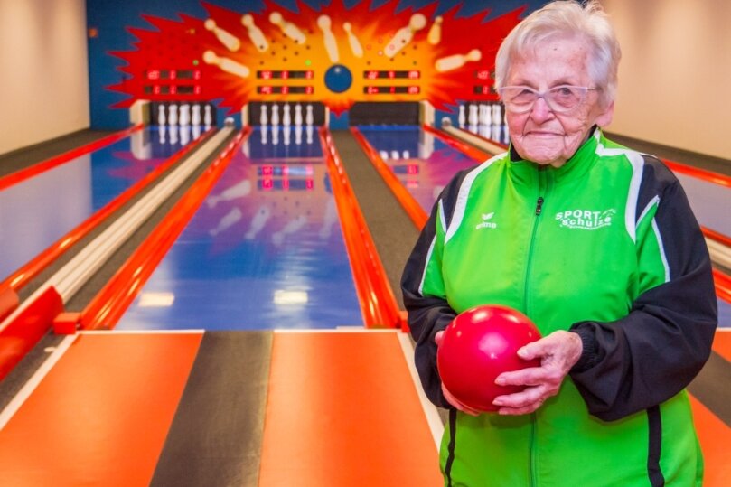 Kegelsport hält 93-Jährige fit - Maria Wiedrich vom SV Saxonia Bernsbach ist eine der ältesten Keglerinnen in Deutschland. Die 93-Jährige geht mit den Frauen der "Altersabteilung" noch regelmäßig und sehr gern auf die Bahn. 