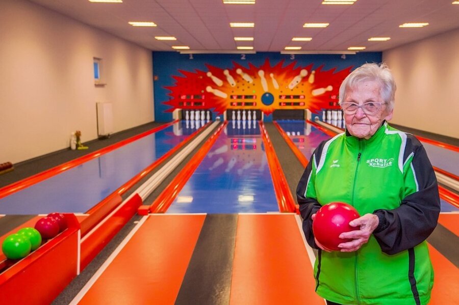 Kegelsport hält 93-Jährige fit - Maria Wiedrich vom SV Saxonia Bernsbach ist eine der ältesten Keglerinnen in Deutschland. Die 93-Jährige geht mit den Frauen der "Altersabteilung" noch regelmäßig und sehr gern auf die Bahn. 