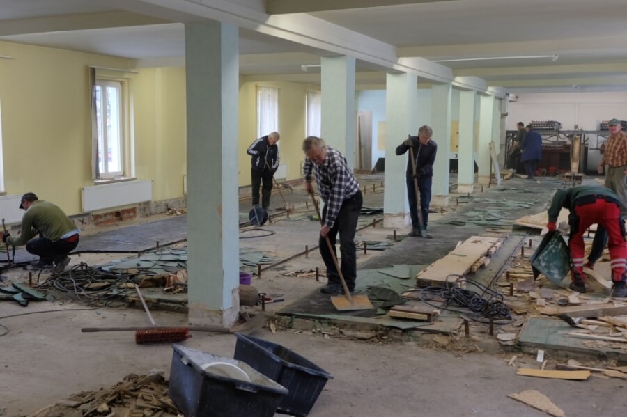 Ans Kegeln in der Stadthalle Oelsnitz ist derzeit nicht zu denken. Nachdem die Finanzierung einer neuen Anlage inzwischen in trockenen Tüchern ist, haben die Mitglieder der TuS-Abteilung Kegeln mit dem Abriss der alten Bahnen begonnen. 