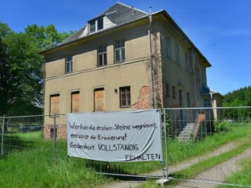 Mit einem Plakat protestierten Bürger 2019 an der ehemaligen Kommandantenvilla in Sachsenburg gegen deren Abriss.