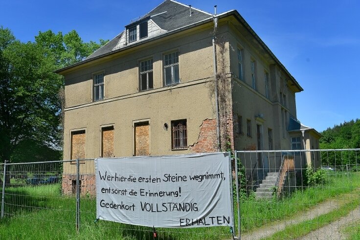 Mit einem Plakat protestierten Bürger 2019 an der ehemaligen Kommandantenvilla in Sachsenburg gegen deren Abriss.