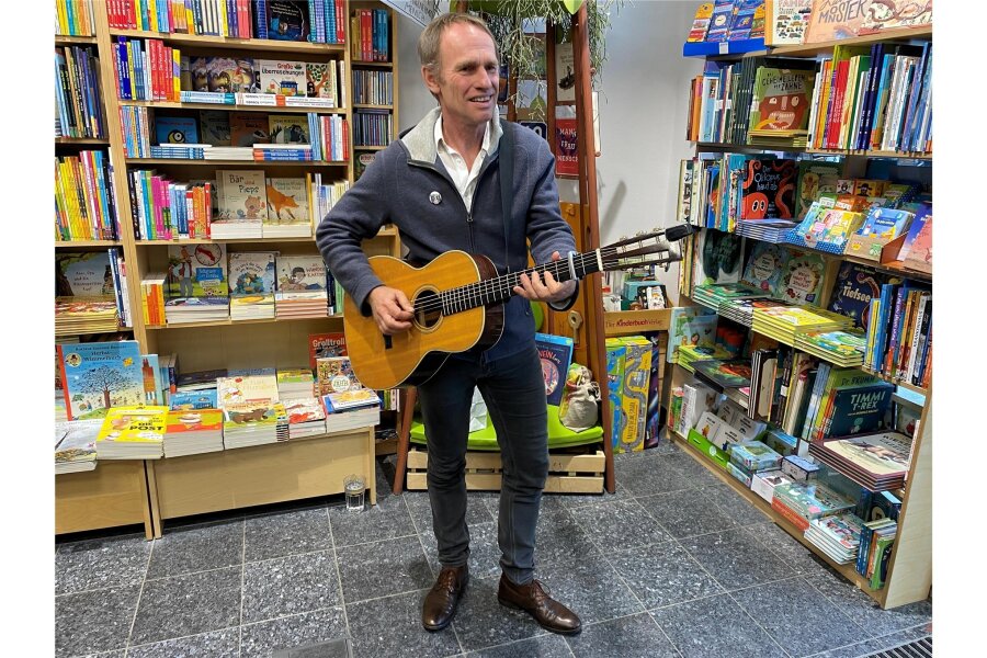 Keimzeit-Sänger Norbert Leisegang verzückt kleines Publikum und wirbt für Chemnitz - Keimzeit-Sänger Norbert Leisegang in der Buchhandlung Monokel. Er stellte das Buch zu seinem Song "Trauriges Kind" vor – und sang natürlich auch, nicht nur dieses Lied.