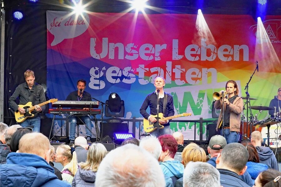 Die Band Keimzeit spielte am Samstagabend auf dem Zwickauer Hauptmarkt. Fotos: Thomas Michel (2)