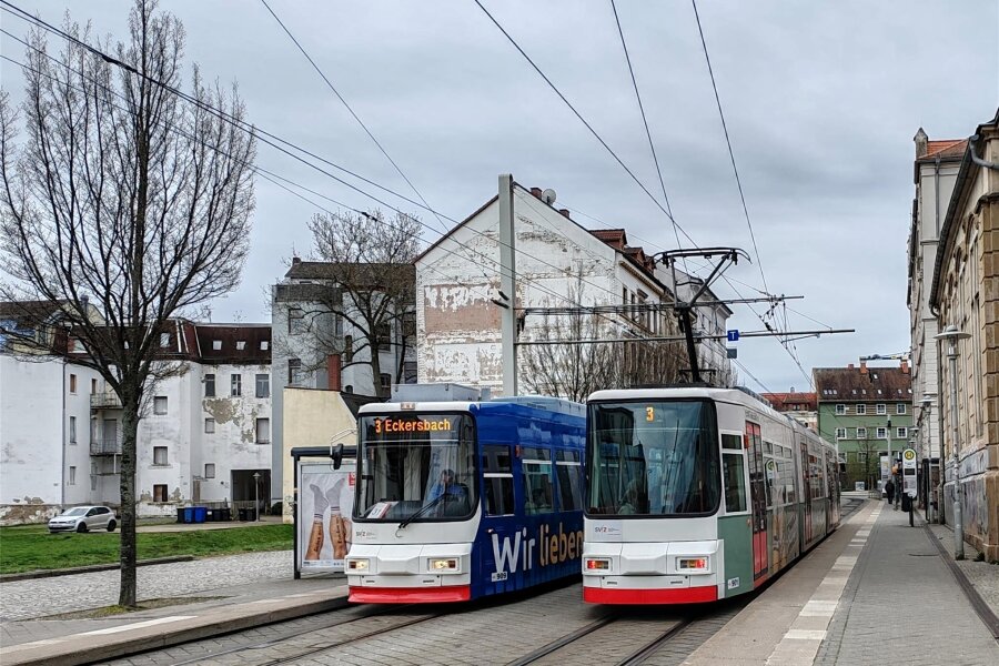 Kein Aprilscherz: Bus und Straßenbahn sind ab heute in Zwickau teurer - Haltestelle Neumarkt. Die Fahrt mit der Straßenbahn in Zwickau ist zum 1. April teurer geworden.