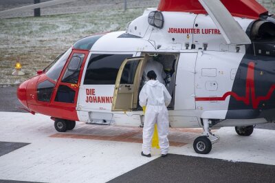 Kein Beatmungsbett mehr im Erzgebirge frei: Klinikum fliegt Corona-Patient aus -  Ein Hubschrauber flog am Wochenende einen Patienten aus dem Zschopauer Klinikum in den Norden nach Rostock aus.