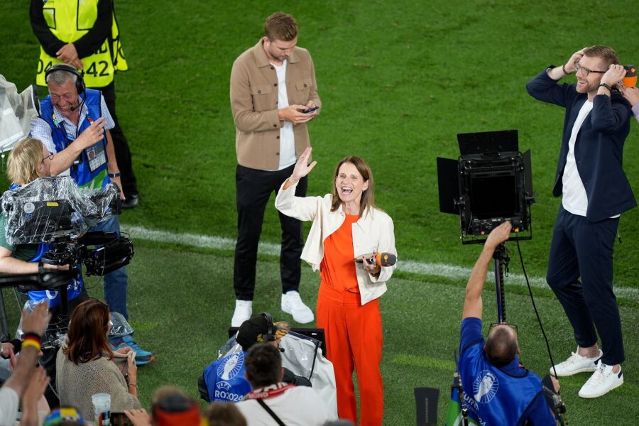Kein Bestwert: Mehr als 23 Millionen Menschen sehen DFB-Sieg - Die deutschen Fans sorgten für eine gute Stimmung bei der Berichterstattung um ZDF-Moderatorin Katrin Müller-Hohenstein (M) nach dem Spiel.