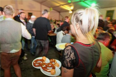 Kein Bierfest wegen Rettungsweg - aber wie sieht es mit den anderen Festen in Zwickau aus? - Das Bierfest 2022 hatte mehr als 10.000 Besucher in das große Festzelt gezogen. Dieses Jahr pausiert das Event.
