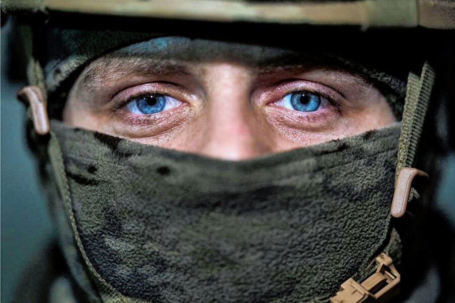 Kein bisschen Frieden - drei Szenarien für den weiteren Verlauf des Ukraine-Krieges - Ein ukrainischer Soldat schaut aus einem Unterstand in Bachmut. 