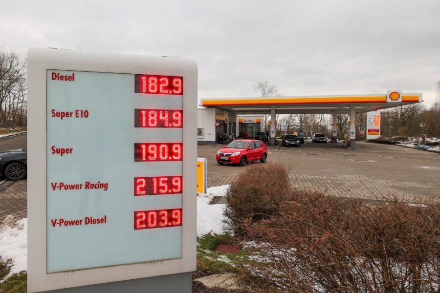 Kein Diesel mehr aus Russland: Droht im Osten Deutschlands der nächste Preissprung? - Diesel ist in diesen Tagen wie an dieser Tankstelle in Hohenstein-Ernstthal mitunter wieder günstiger als Super. Ob das so bleibt, ist aber fraglich. 