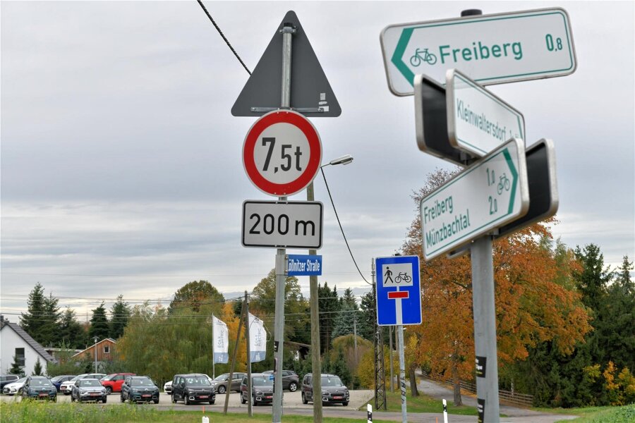 Kein Durchkommen mehr für Autos: An Lößnitzer Straße in Freiberg stehen jetzt Barrieren - An der Lößnitzer Straße in Freiberg wurden in Richtung Kleinwaltersdorf am Donnerstag Poller aufgestellt.